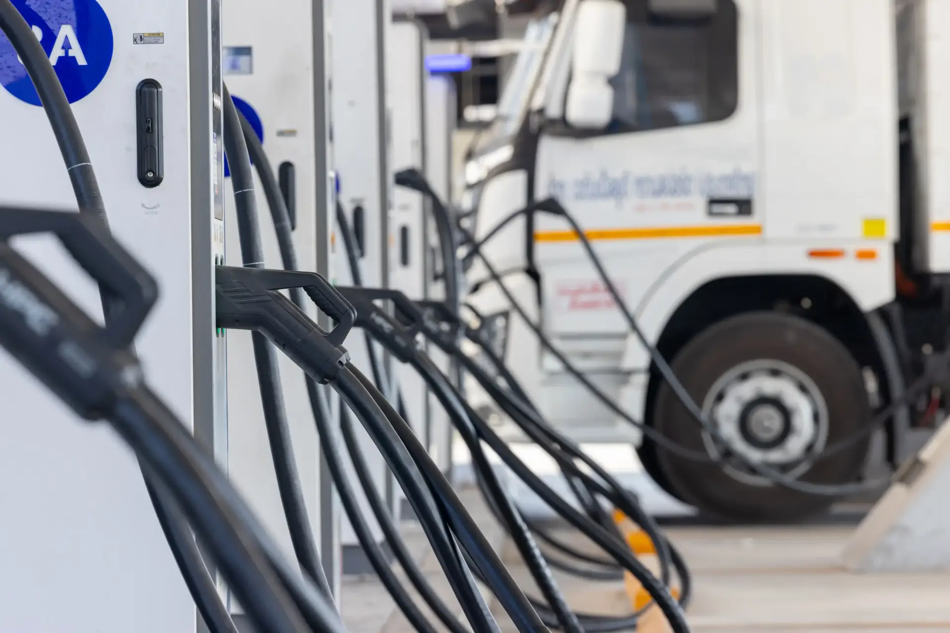 Elektro-Lkw an einer DC-Ladestation auf einem Betriebshof, Förderung Ladeinfrastruktur schwere Nutzfahrzeuge